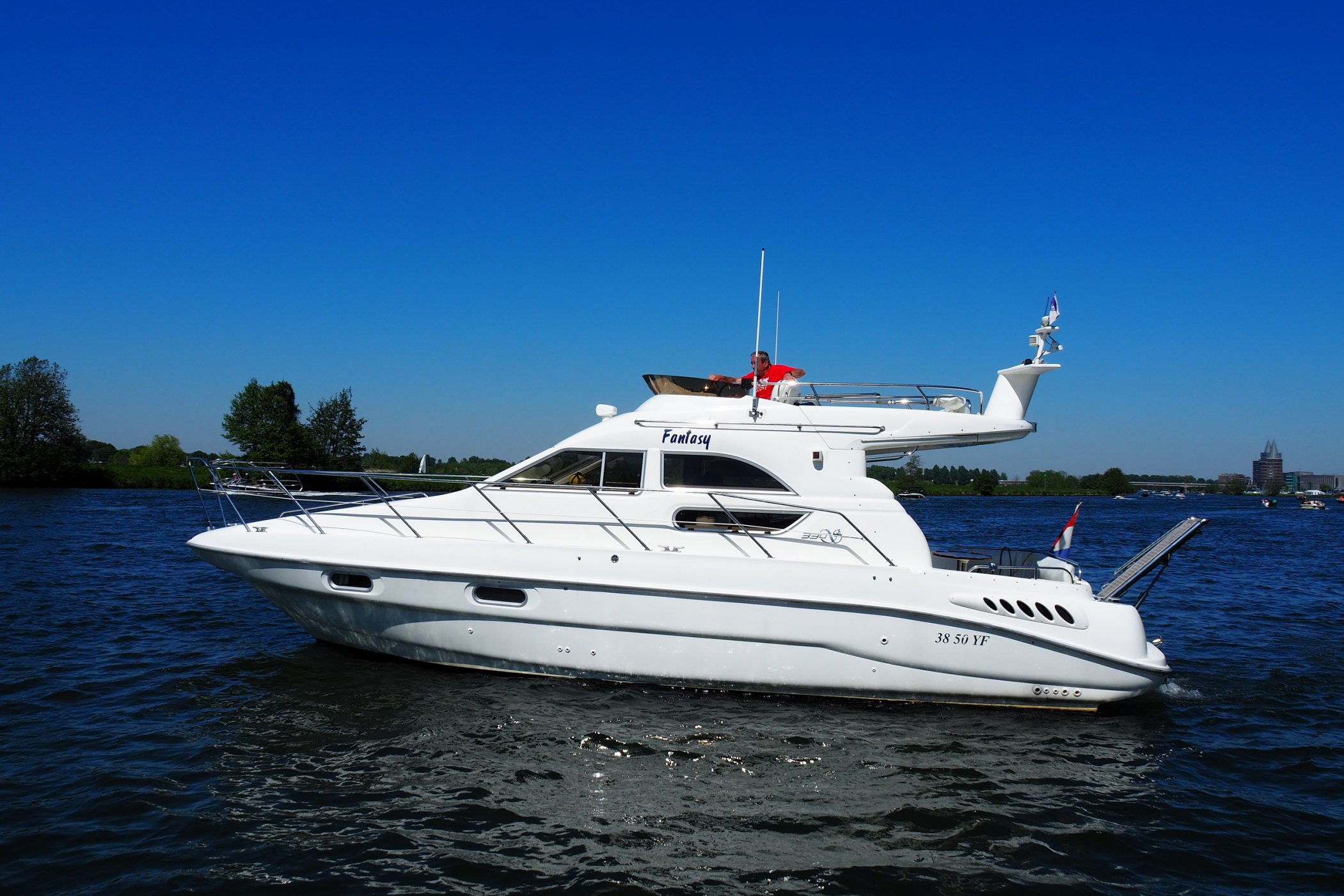 Sealine F33 