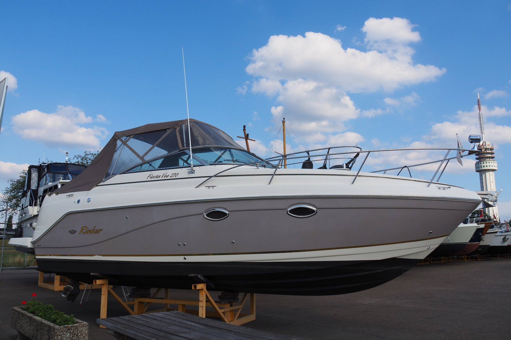 Rinker FIËSTA VEE 270 