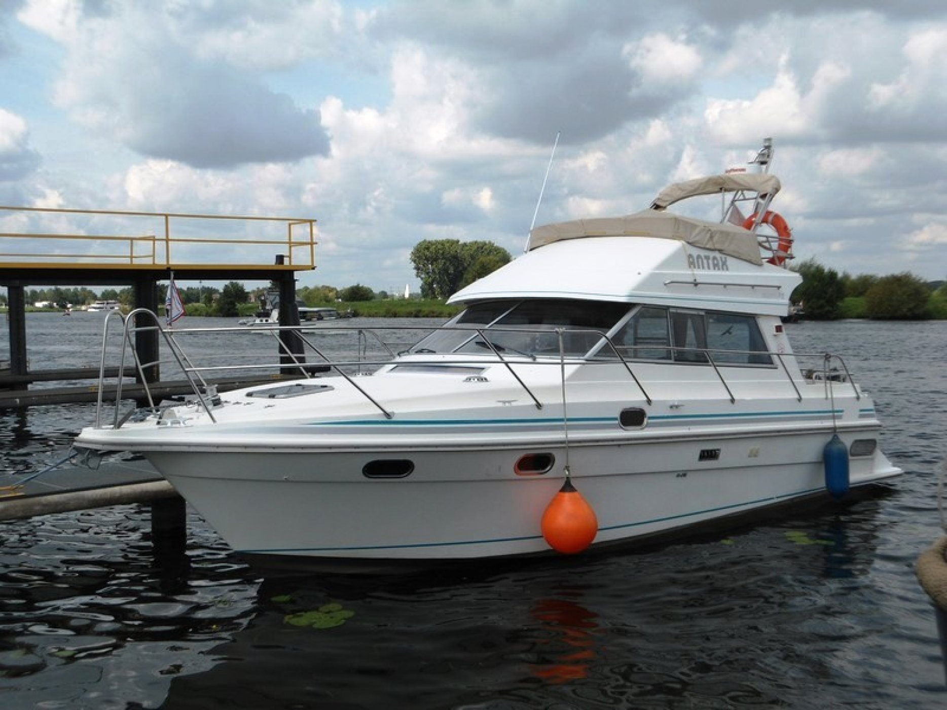 Skilso 975 Flybridge 